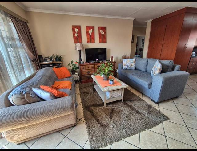 3 BEDROOM TOWNHOUSE FOR SALE IN NEWMARKET